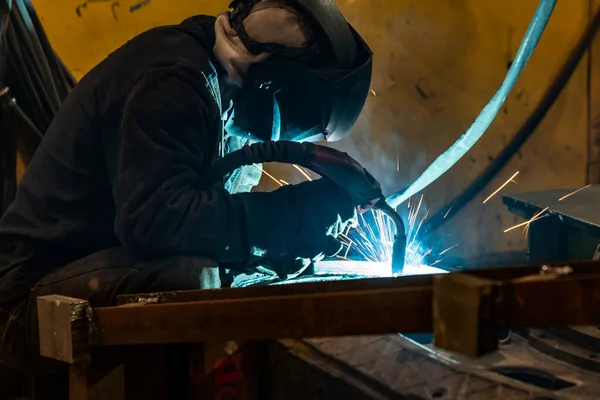 Trabalho Soldagem Uma Oficina Eletromecânica Local Montagem Mecânica — Fotografia de Stock