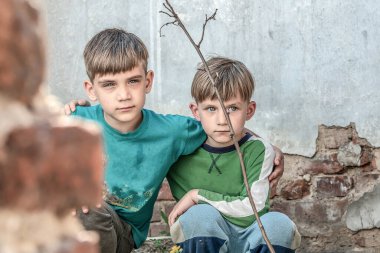 İki kardeş yetim. Terk edilmiş bir evde saklanıyorlar. Felaket ve düşmanlıktan korkuyorlar. Gönderme fotoğrafı.