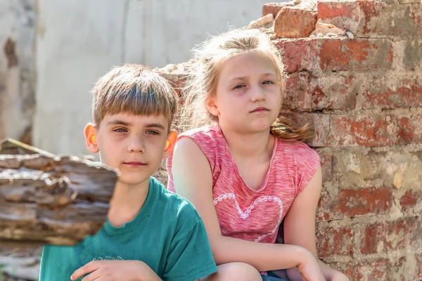 Poveri Orfani Sullo Sfondo Edifici Distrutti Concetto Vita Dei Bambini — Foto Stock