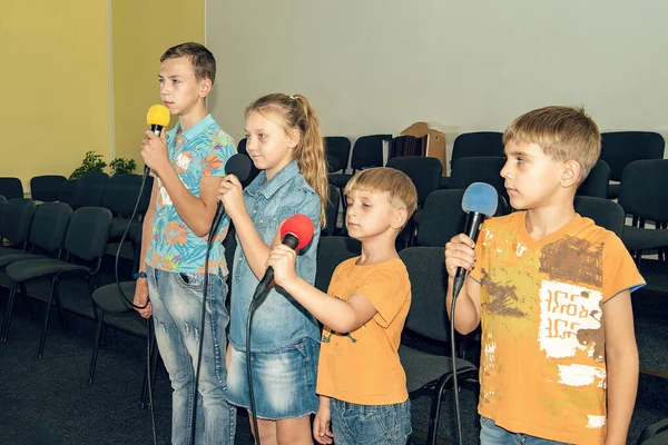 Bambini Partecipano Con Microfono Recitano Poesie Recitano Cantano Canzoni — Foto Stock