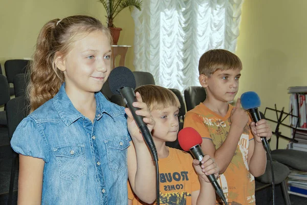 Bambini Partecipano Con Microfono Recitano Poesie Recitano Cantano Canzoni — Foto Stock