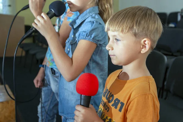 Crianças Participam Com Microfone Recitam Poemas Recitam Cantam Músicas — Fotografia de Stock