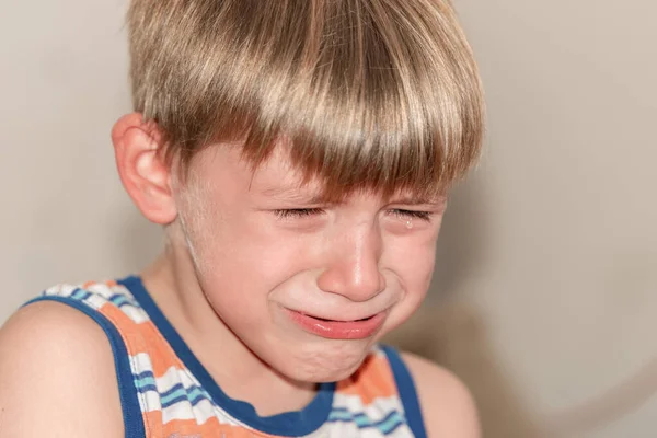 Pojken Sitter Och Gråter Soffan Med Tårar Efter Straff — Stockfoto