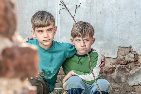 Dos Hermanos Son Huérfanos Escondidos Una Casa Abandonada Asustados Por —  Fotos de Stock