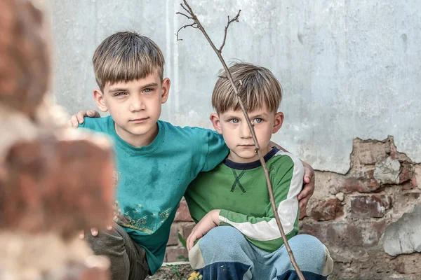 Dos Hermanos Son Huérfanos Escondidos Una Casa Abandonada Asustados Por —  Fotos de Stock