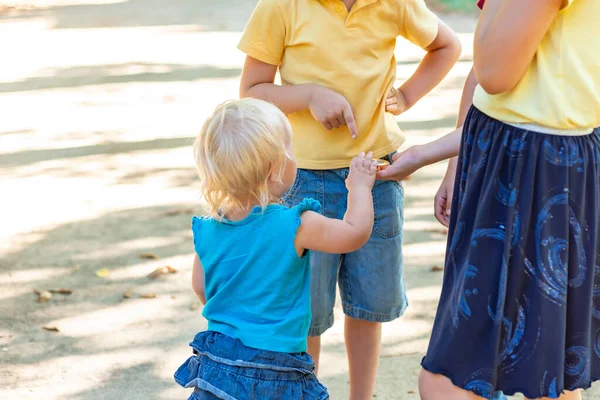 Crianças Seguram Uma Bússola Suas Mãos Não Sabem Para Onde — Fotografia de Stock