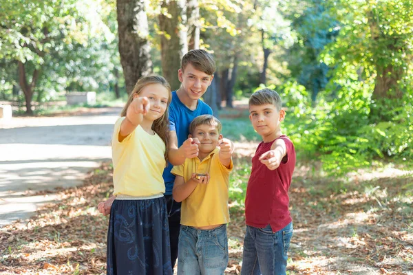 Ormandaki Çocuklar Pusula Ile Bakar Parmaklarını Kameraya Doğrulturlar — Stok fotoğraf