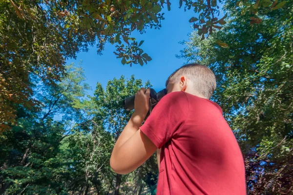 Een Tiener Een Wandeling Kijkt Door Een Verrekijker Weg Het — Stockfoto