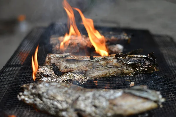 Peixe Cozido Forno Folha Metálica Uma Grelha Sobre Fogo Cozinha — Fotografia de Stock