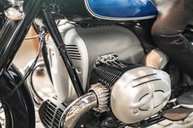 Çağdaş bir garajda heyecanlı bir hafta sonu etkinliği 1800 cc 'lik şık bir motora hayran motosiklet severler. Katılımcılar araç işçiliğini incelerken tasarım ve performansı tartıştılar.