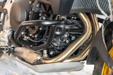 Motosiklet motorunun gündüz saatlerinde tamir atölyesinde kompleks yapısını ve yüksek kaliteli parçalarını vurgulayan yakın çekimi.