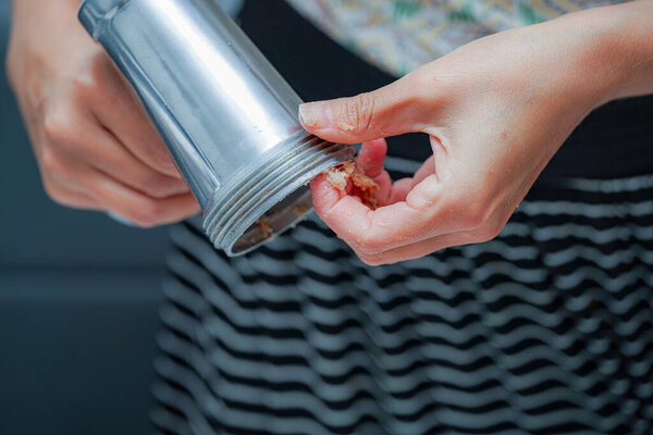 Человек тщательно готовит кофе с помощью металлического пивоваренного устройства, демонстрируя сложный процесс. Кухня имеет теплое, естественное освещение, создающее уютную атмосферу.