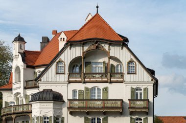 Büyüleyici tarihi bir binanın zarif cephesi, klasik mimari tasarım sergilenen parlak mavi gökyüzüne karşı karmaşık detaylar ve canlı renkler içerir..