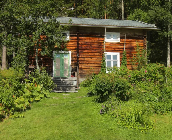 Norrbotten 文化保护区 Gallejaur 的前院和小屋 — 图库照片