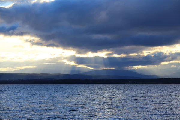 Büyük doğa ve göl Storsjon İsveç'te, güneş ışığı.