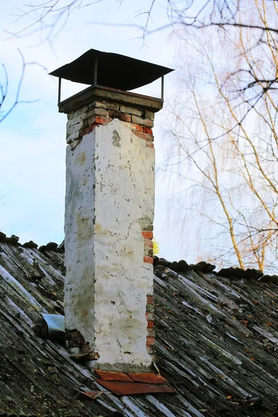Старый Дымоход Деревянной Крыше — стоковое фото