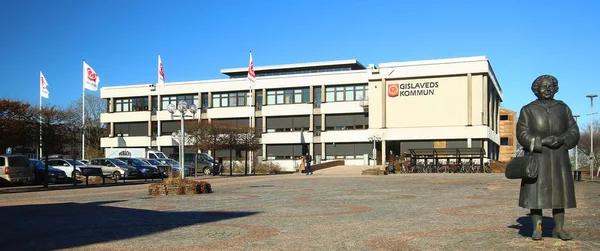 Gislaved, Zweden-feb 26 2019: gemeentehuis in het centrum van Gislaved met het beeldhouwwerk van Svenska tanten op het recht. — Stockfoto