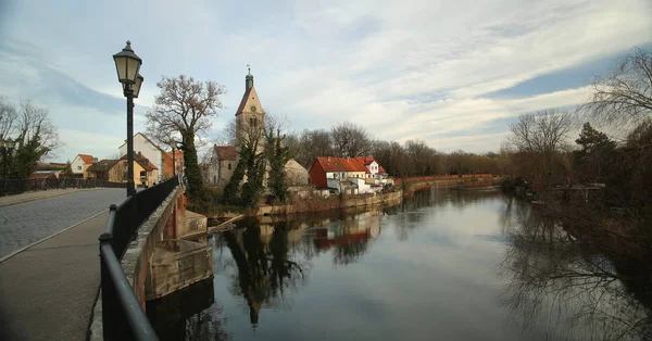 A Saale folyó feletti kilátás a Szent Thomae templommal a Merseburgban, Németország — Stock Fotó