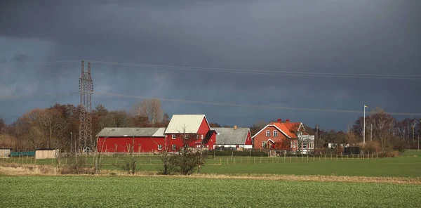 Landsbygds landskap i Skåne, Sverige med Gårds hus — Stockfoto