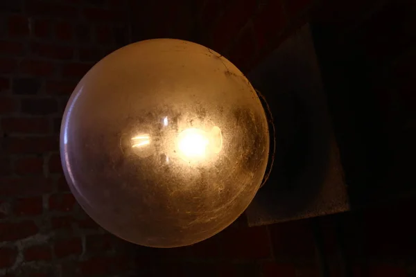 Gammal klot lampa gjord av glas med mörk bakgrund — Stockfoto