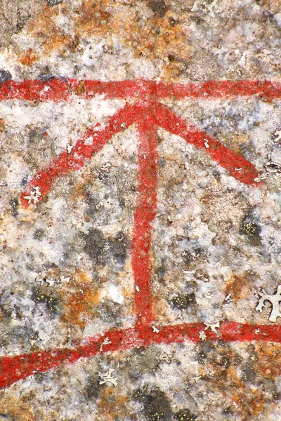 Close up da runa escandinava Tyr de um antigo runestone — Fotografia de Stock