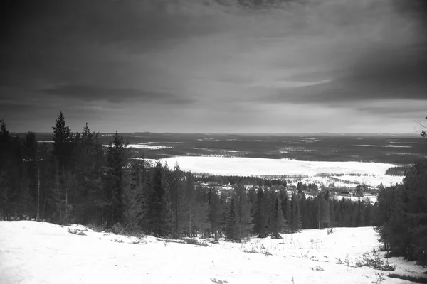 ラップランド、スウェーデンのグロマーストラスク近くのグロマースベルゲット山からの昔ながらの白黒写真 — ストック写真