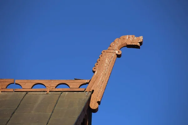 Final ornamental en la estación central de Bodens (construida en 1893), que se asemeja a una figura de un barco vikingo — Foto de Stock