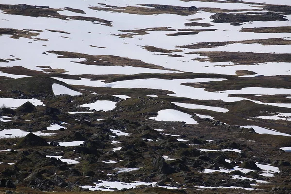Sněhové skvrny a skály v údolí Karkevagge v severním Švédsku — Stock fotografie