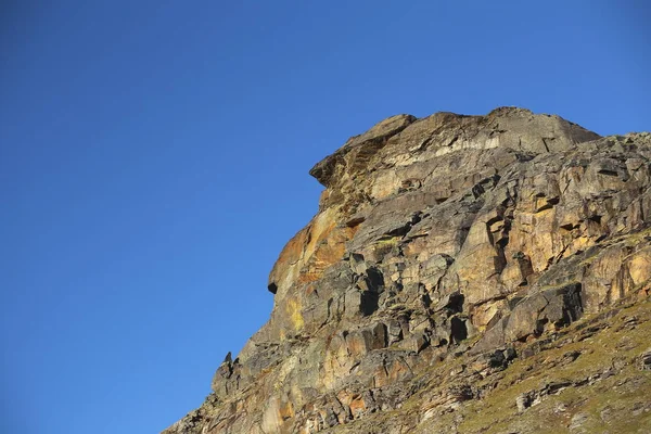 スウェーデン北部の谷カルケヴァッジの岩の崖 — ストック写真