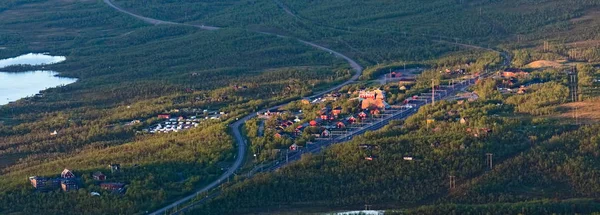 Abisko w północnej Szwecji w słońcu północy — Zdjęcie stockowe