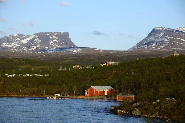 Abisko in nordschweden und lapporten im hintergrund — Stockfoto