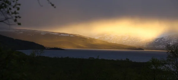 Fantastic cloud formations over lake Tornetrask in Sweden — Stock Photo, Image