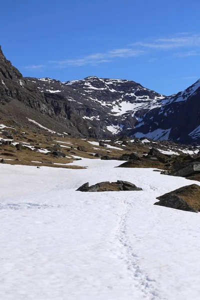 Kuzey İsveç'te vadi Karkevagge de kar yamalar ve parça — Stok fotoğraf