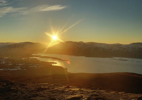 스웨덴 북부 누올자 봉우리에서 본 한밤의 태양의 HDR — 스톡 사진