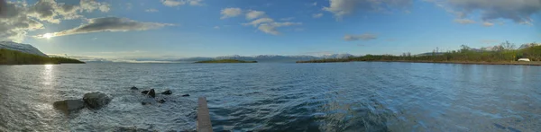 A Tornetrask-tó HDR panorámája a svédországi Abiskoban — Stock Fotó