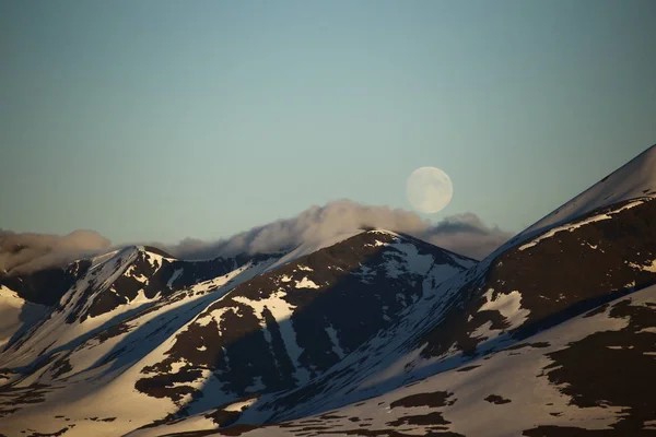 Nad horami se v národním parku Abisko ve Švédsku plíží mraky — Stock fotografie