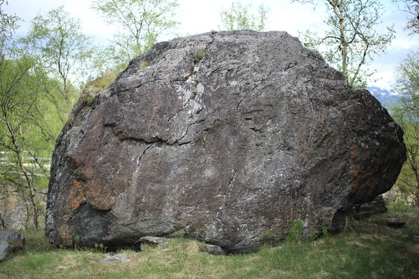 Oberäkneligt sandstensblock på Abisko i Sverige — Stockfoto