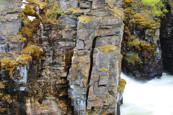 Schieferfelsen am Bach abiskojakka in Schweden — Stockfoto