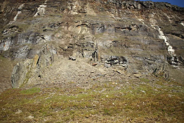 Kőzetképződés hasonlít egy sötét vár a völgyben Karkevagge Észak-Svédországban — Stock Fotó