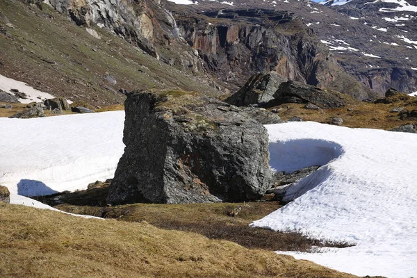 Kuzey İsveç 'teki Karkevagge vadisinde kaya oluşumları — Stok fotoğraf