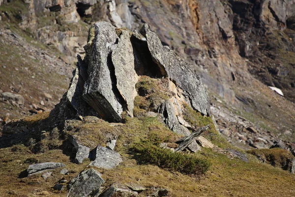 Formations rocheuses dans la vallée Karkevagge dans le nord de la Suède — Photo