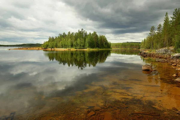 HDR выстрелил в ручей Skelleftealven в Вастерботтене, Швеция — стоковое фото