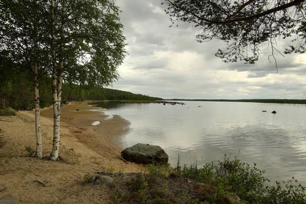 Пляж у ручья Skelleftealven в Вастерботтене, Швеция — стоковое фото