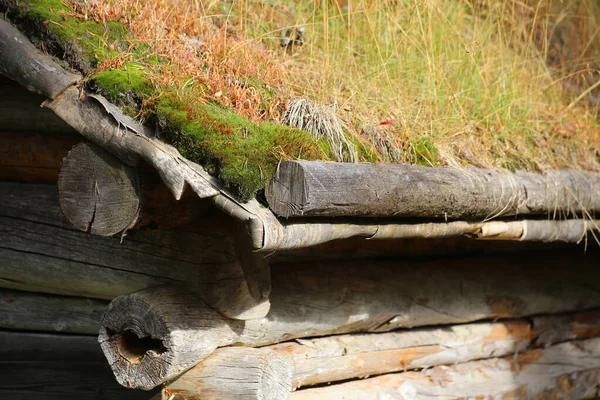 传统萨米人建筑中的草皮屋顶细节 — 图库照片