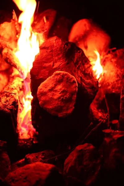 Düz hamur bir taş üzerinde pişirilmiş. — Stok fotoğraf