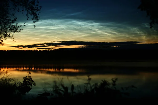 İsveç 'in Vasterbotten kentindeki Malgomay Gölü üzerinde alacakaranlıkta aydınlatılmış sirrus bulutları — Stok fotoğraf