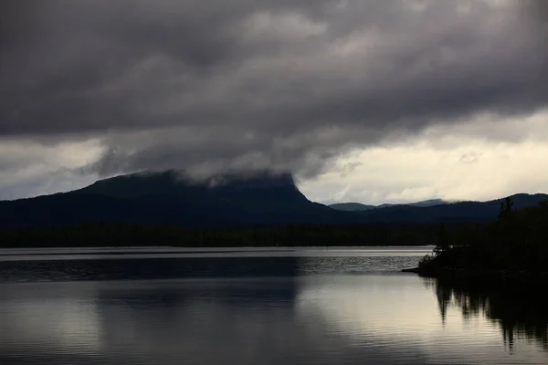 Mörkare moln över sjön Kultsjon nära Saxnas i Västerbotten — Stockfoto