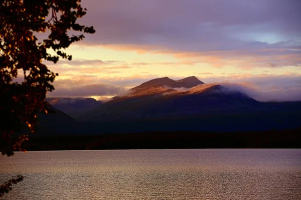 Montanha Marsfjaellen vista ao pôr-do-sol do lago Kultsjon em Vasterbotten, Suécia — Fotografia de Stock