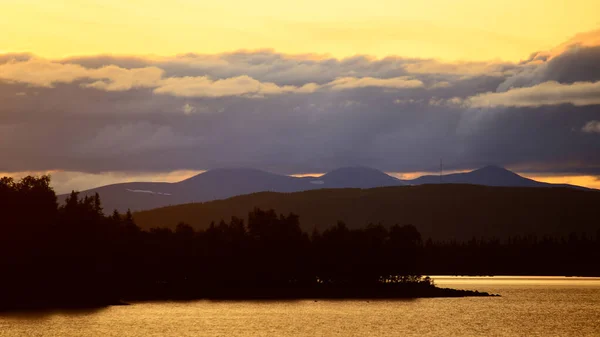 Marsfjellen im Sonnenuntergang vom Kultsjon-See in vasterbotten, Schweden — Stockfoto