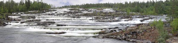 Cascata-como cachoeiras em Trappstegsforsen no córrego Kultsjoan em Vasterbotten, Suécia — Fotografia de Stock